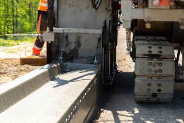 Yeni bir yol inşa makine üzerinde görünümü Kapat