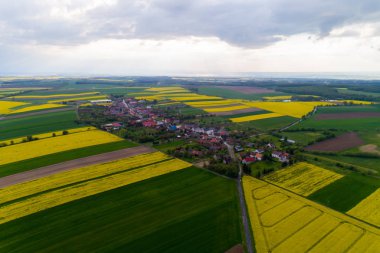 Tehlikeli bulutların üzerinde küçük bir köy olarak havadan görünümü