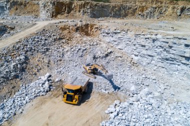 Kamyon ve taşın içinde benim çalışma buldozer havadan görünümü