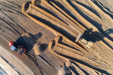 Silindir ve yapım aşamasında yeni modern yolda çalışan buldozer havadan görünümü