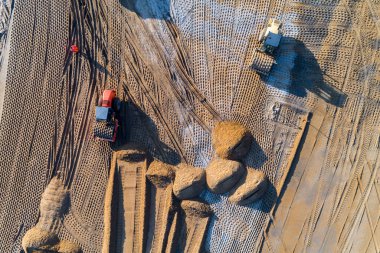 Silindir ve yapım aşamasında yeni yola buldozer