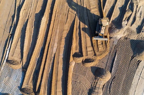 Yapım Aşamasında Yeni Modern Yolda Çalışan Buldozer Üzerinde Havadan Görünümü — Stok fotoğraf