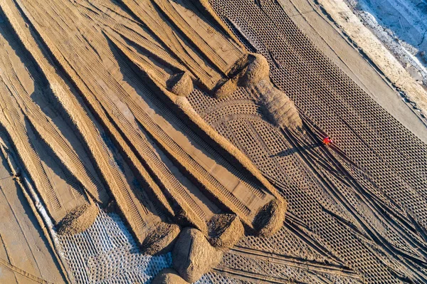 Trabalhador caminhando na nova estrada em construção — Fotografia de Stock