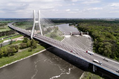 Yeni modern köprüde havadan görünümü