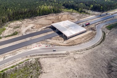 Yapım aşamasında yeni modern yolda havadan görünümü
