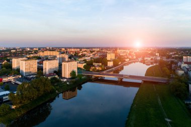 Opole - şehrin güneyinde Polonya yukarıda güzel gün batımı