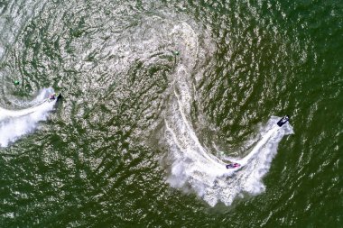 Göl üzerinde sürme scooter üzerinde havadan görünümü