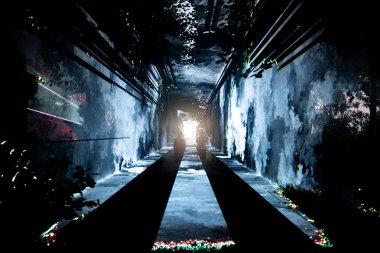 İki kişi tünel ışık yönde gitmeye