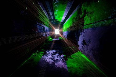 Işık kaynağı doğru giden tünel