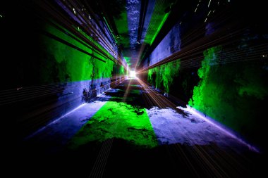 Işık kaynağı doğru giden tünel