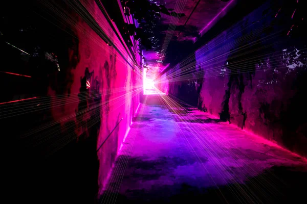 Tunel Prowadzący Kierunku Źródła Światła — Zdjęcie stockowe