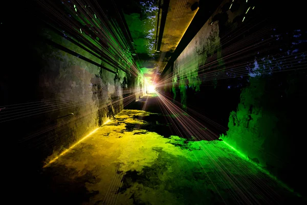 Işık kaynağı doğru giden tünel