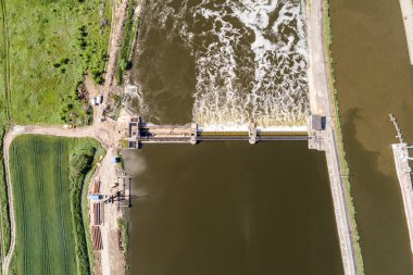 Baraj yapım aşamasında üzerinde havadan görünümü