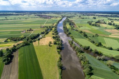 Yeşil alanlar arasında nehrinde havadan görünümü