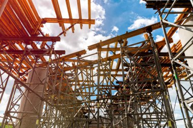 İnşaat alanında yeni modern köprünün üzerinde büyük görünüm