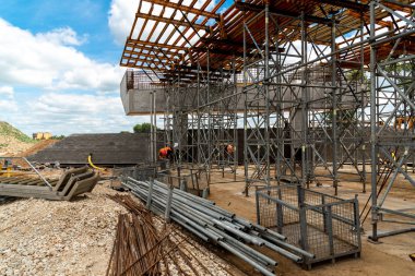 İnşaat alanında yeni modern köprünün üzerinde büyük görünüm