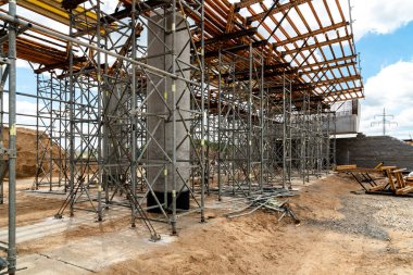 İnşaat alanında yeni modern köprünün üzerinde büyük görünüm