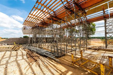 İnşaat alanında yeni modern köprünün üzerinde büyük görünüm