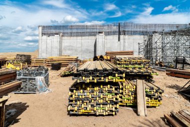 İnşaat alanında yeni modern köprü