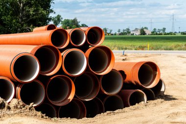 Turuncu plastik borular yığında görünümü Kapat