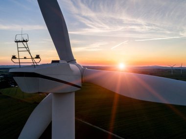 Yel değirmeni sahada yukarıda Sunset'teki havadan görünümü