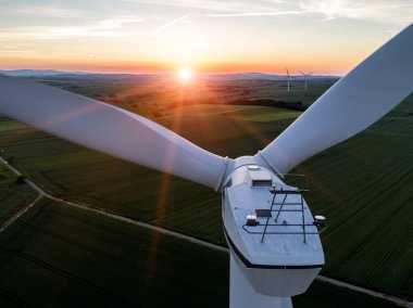 Yel değirmeni sahada yukarıda Sunset'teki havadan görünümü
