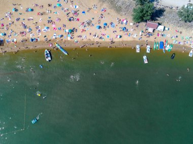 Sahilde turistler ile havadan görünümü