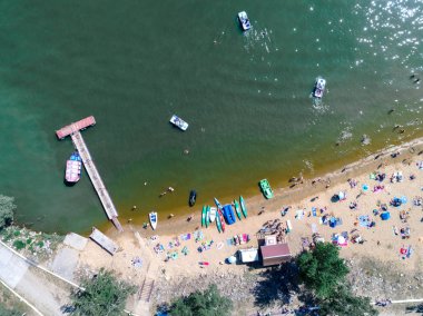 Sahilde turistler ile havadan görünümü