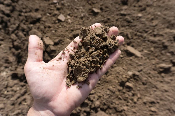 Закрыть Обзор Руку Полную Коричневой Почвы — стоковое фото