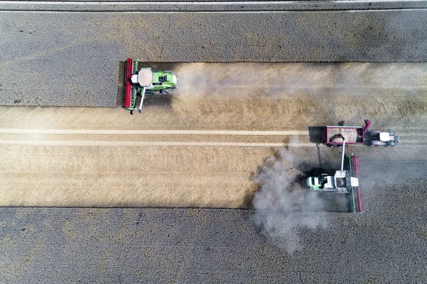 Vista Aérea Colheitadeira Trabalhando Campo Enchendo Caminhão — Fotografia de Stock