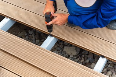 Şantiye tornavida kullanarak işçisi görünümü Kapat