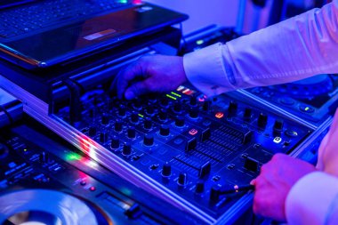 Dj mikser oynamak ellerinde görünümü Kapat