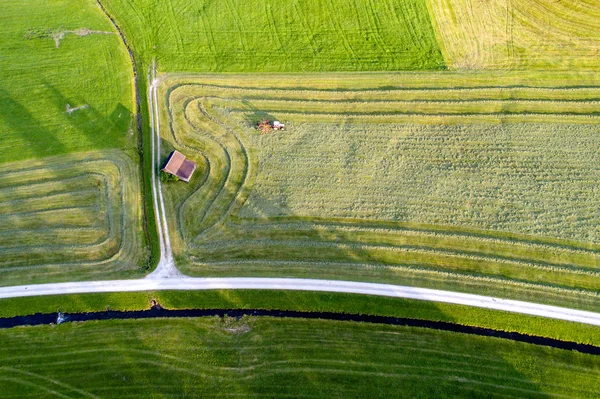 Vista Aerea Sul Trattore Che Lavora Sul Campo — Foto Stock