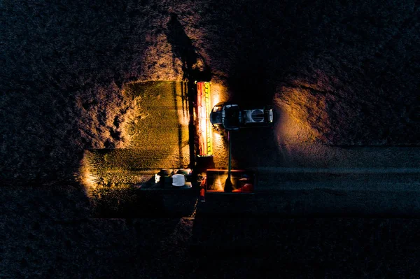 Luftaufnahme Des Mähdreschers Bei Der Feldarbeit Der Nacht Stockbild