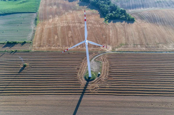 Luchtfoto Van Windmolen Het Veld Met Hooibalen — Stockfoto