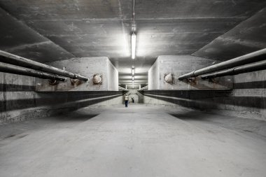 Aydınlatılmış büyük görünüm içinde modern köprü