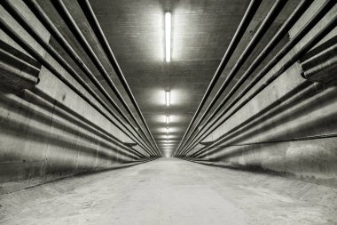 Aydınlatılmış büyük görünüm içinde modern köprü