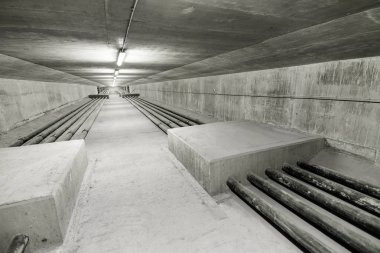 Aydınlatılmış büyük görünüm içinde modern köprü