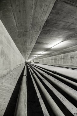 Aydınlatılmış büyük görünüm içinde modern köprü