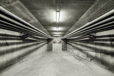 Aydınlatılmış büyük görünüm içinde modern köprü