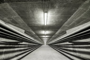 Aydınlatılmış büyük görünüm içinde modern köprü