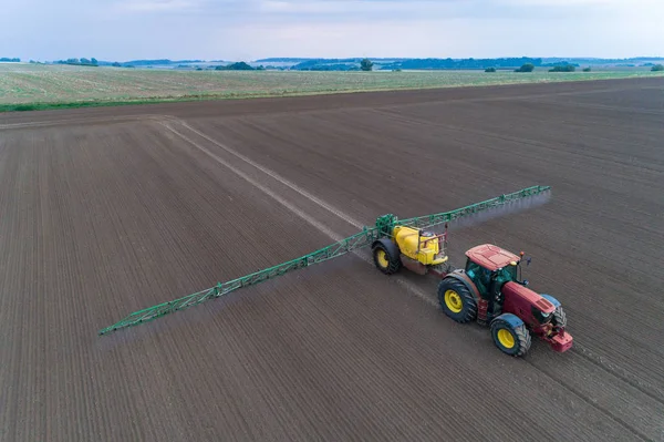 Вид Воздуха Трактор Распыляющий Пестициды Поле — стоковое фото
