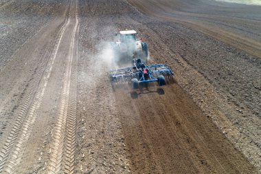 Traktör harrownig büyük kahverengi alan üzerinde havadan görünümü
