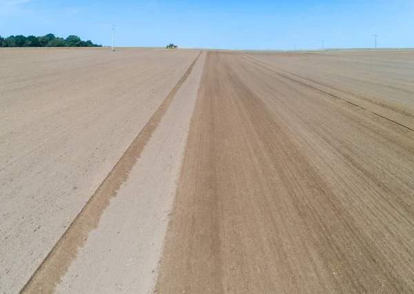 Vista Aérea Sobre Trator Harrownig Grande Campo Marrom — Fotografia de Stock