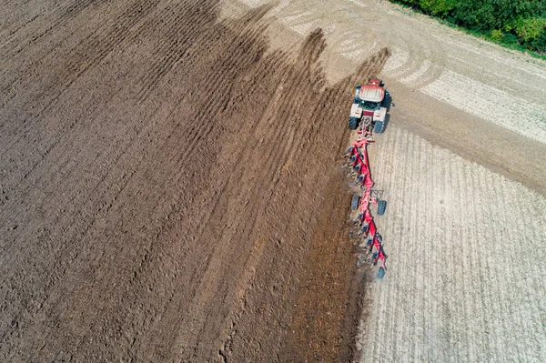 Pandangan Udara Pada Traktor Harrownig Bidang Coklat Besar — Stok Foto