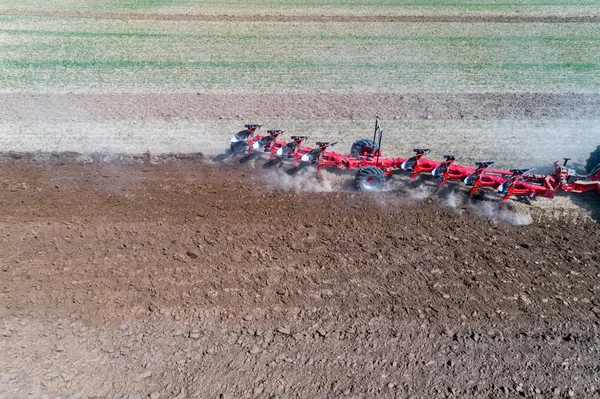 Zavřít Zobrazení Prvku Traktor Harrownig Pole Velké Hnědé — Stock fotografie