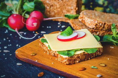 Ksebrot mit Radieschen und Salat