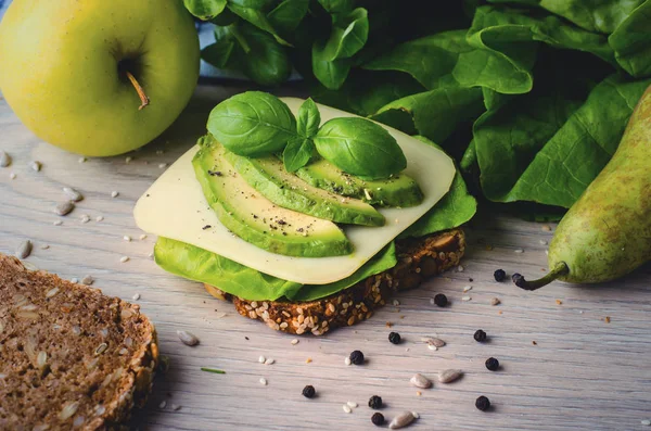 Vollkornbrot Mit Kse Und Avocado — Zdjęcie stockowe