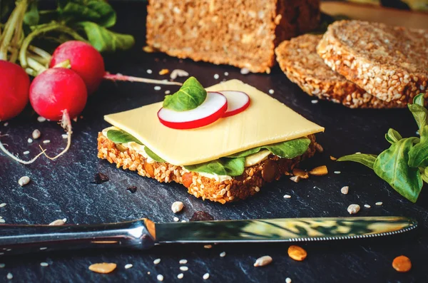 Vollkorn Krnerbrot Mit Ksescheibe Und Salat — Foto de Stock