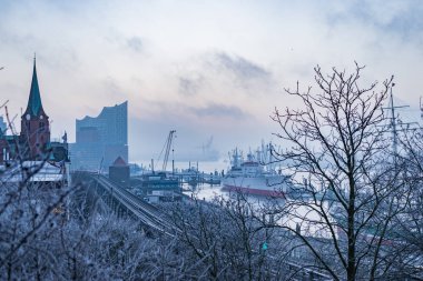 Hamburger Hafen mit Elbphilharmonie im Winter